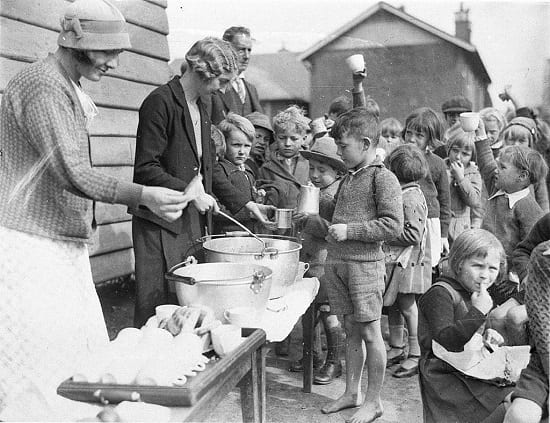 The Great Depression of the 1920s – Australian schoolchildren queue up for free soup